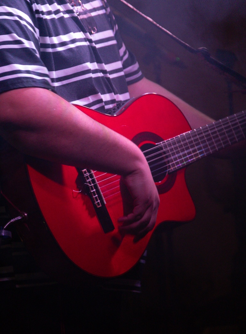Galo de Murcia tocando la guitarra